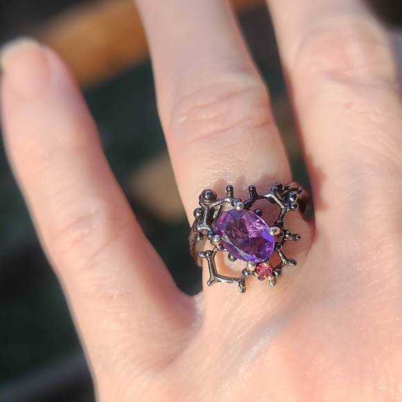 Cushion cut Amethyst set in Sterling & rhodium covered Rhodolite accent sz 6.5 - Picture 6 of 6